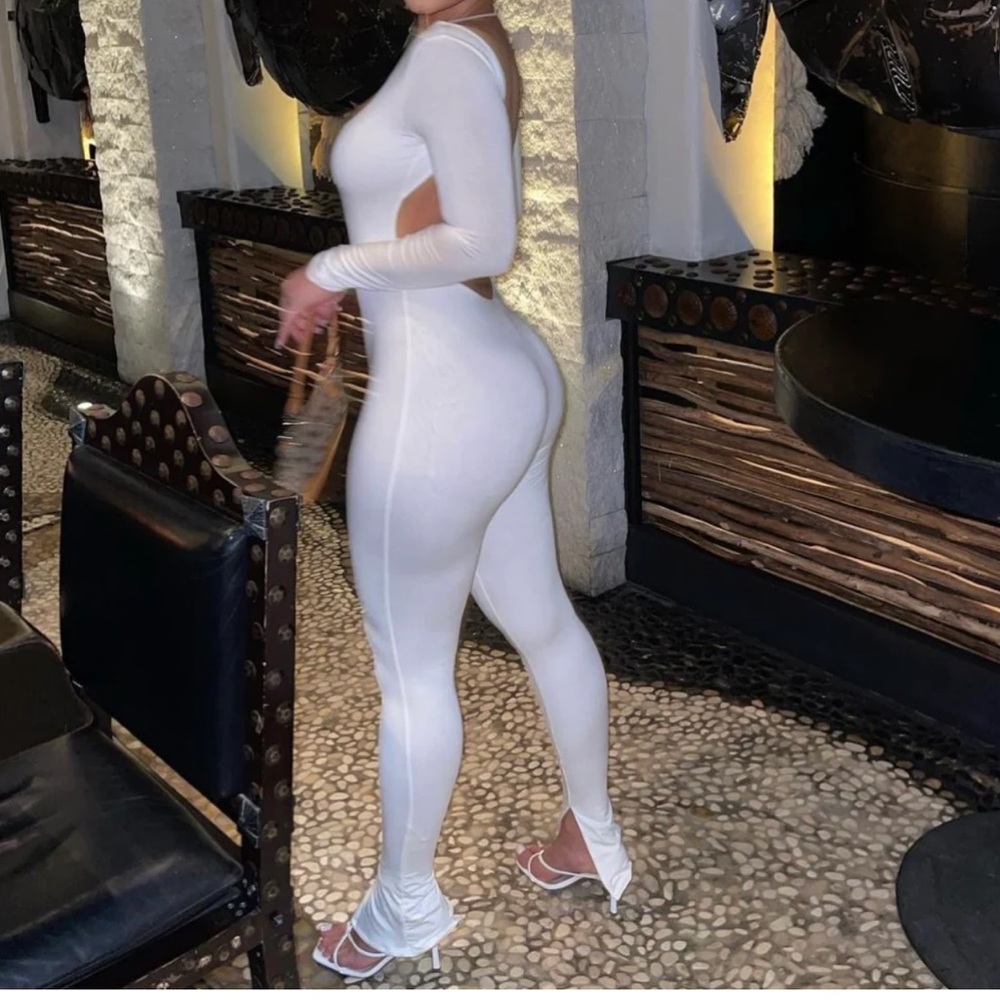 White backless jumpsuit - Picture 2 of 3